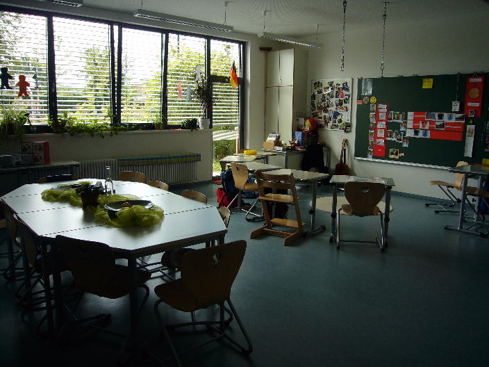 Ein Foto von einem Klassenraum.