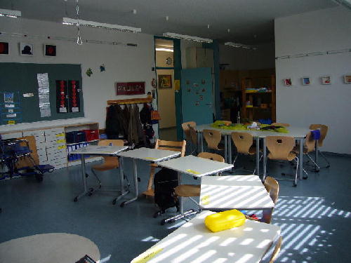 Ein Foto von einem Klassenraum.