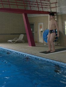 Schwimmer auf Sprungbrett