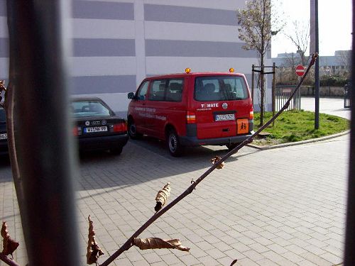 parkender roter Kleinbus